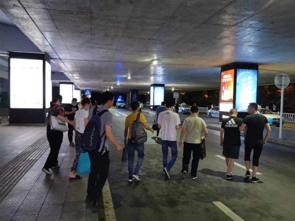 橫跨多省抓獲11人！湖南公安鐵腕斷卡摧毀特大電信網(wǎng)絡詐騙團伙(圖4)